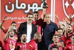 هدیه گل محمدی به بازیکنان پرسپولیس