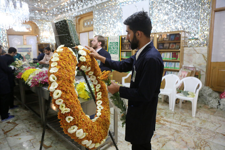 ضریح مطهر حضرت فاطمه معصومه (س) گل آرایی شد ضریح مطهر حضرت فاطمه معصومه (س) گل آرایی شد