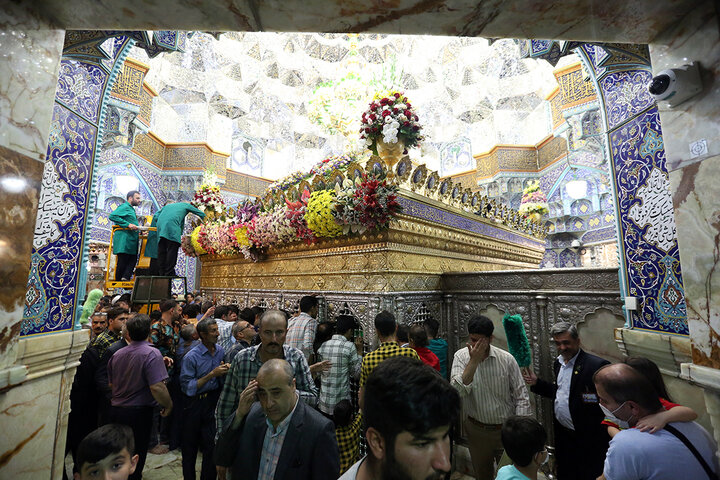 ضریح مطهر حضرت فاطمه معصومه (س) گل آرایی شد ضریح مطهر حضرت فاطمه معصومه (س) گل آرایی شد