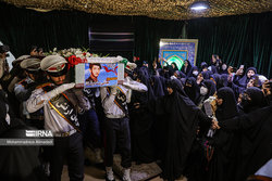 مادر شهید قربانخانی در مراسم وداع با شهید آشوری: «فقط یک مادر می‌فهمد بغل‌کردن استخوان‌های فرزندش چقدر سخت است»