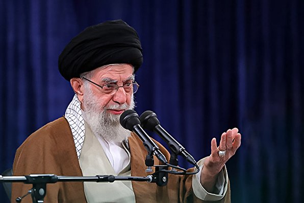 رهبر انقلاب:  جامعه کارگری اعتراض دارد اما با دشمن هم مرزبندی کرده است