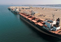 پهلوگیری نخستین کشتی پهن پیکر با ظرفیت ۱۲۰ هزار تن در بندر چابهار