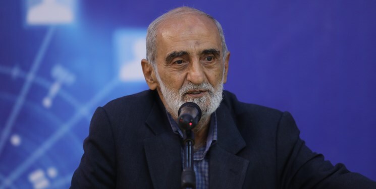 شریعتمداری: خمینی بعد از غروب در عالم خاک از کالبد خامنه‌ای طلوع کرده است
