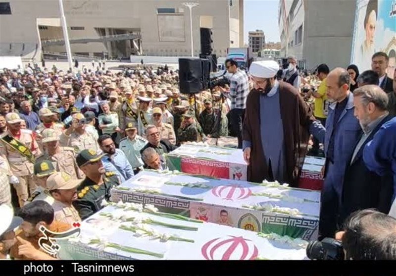 آخرین زیارت شهدای حمله تروریستی سراوان در حرم امام رضا (ع) آخرین زیارت شهدای حمله تروریستی سراوان در حرم امام رضا (ع)