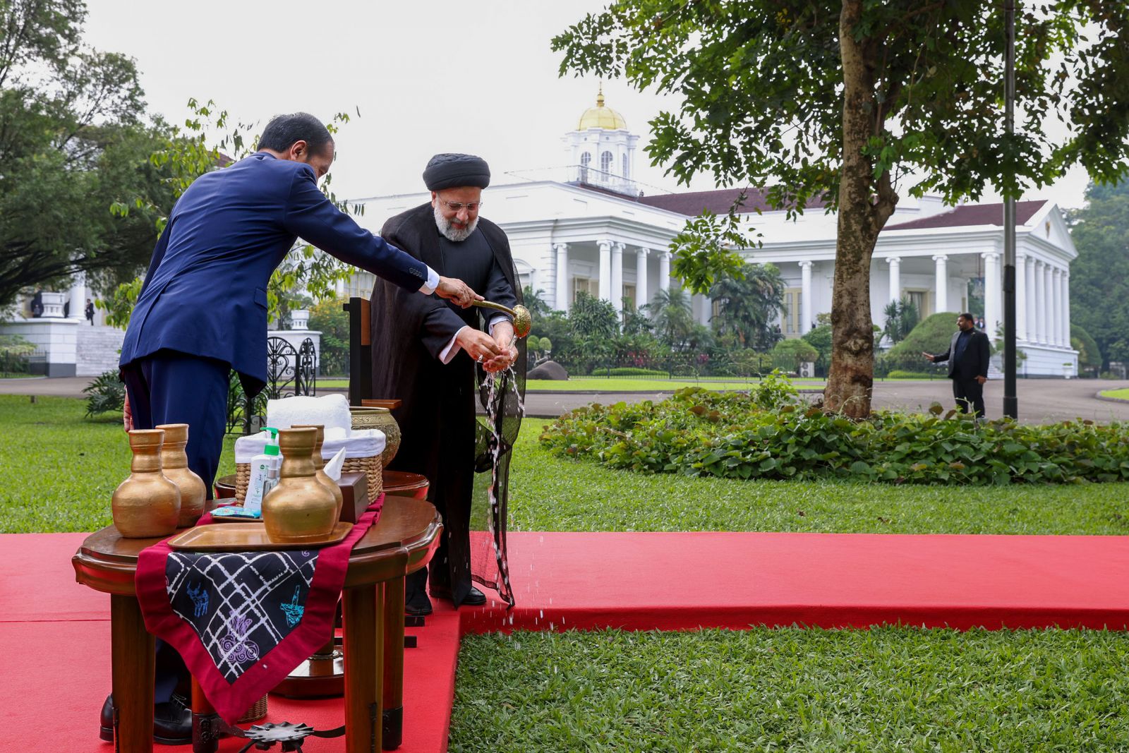 رئیس‌جمهور اندونزی دست رئیسی را شست