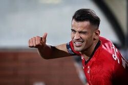 مهاجم پرسپولیس روی دست بیرانوند بلند شد