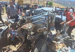 تصادف وحشتناک تریلی با با ۲۵ خودرو و عابرین در محور یاسوج ـ شیراز/ تصاویر