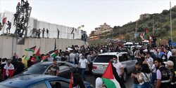 جوانان لبنانی دوربین‌های ارتش رژیم صهیونیستی در مرزها را از جا کندند