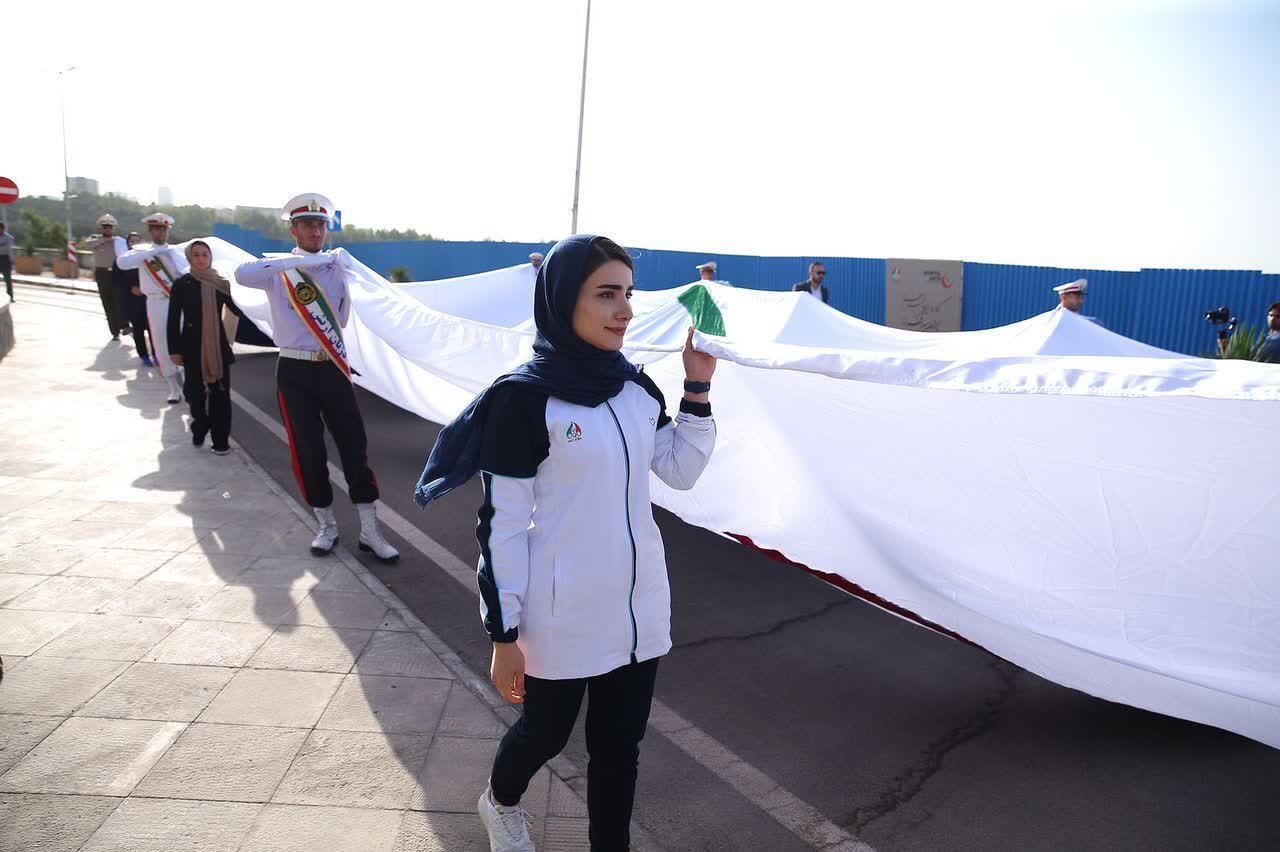 اهتزاز بزرگترین پرچم IOC در محل کمیته‌ملی المپیک ایران