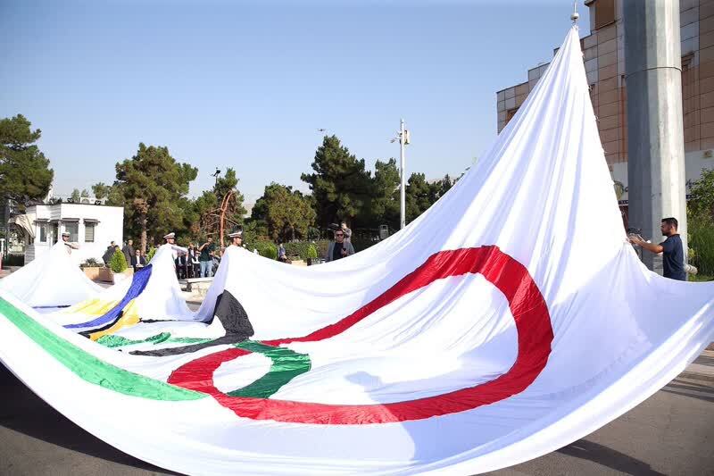 اهتزاز بزرگترین پرچم IOC در محل کمیته‌ملی المپیک ایران
