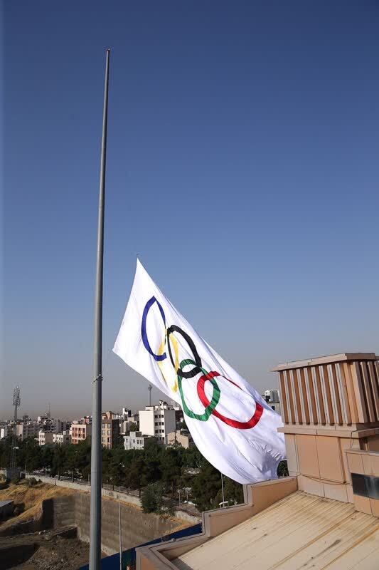 اهتزاز بزرگترین پرچم IOC در محل کمیته‌ملی المپیک ایران