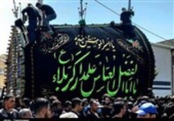نخل‌گردانی هیئتی‌های محله کوشک اردستان در شب هفتم شهادت امام حسین (ع) / فیلم