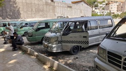 رانندگان و مسافران چشم‌انتظار تحویل ون‌تاکسی