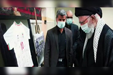 اهدای پیراهن تیم ملی فوتبال نوجوانان به رهبر انقلاب