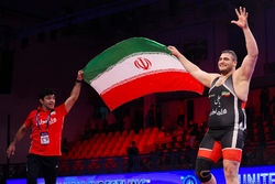 پرچم ایران بالاست