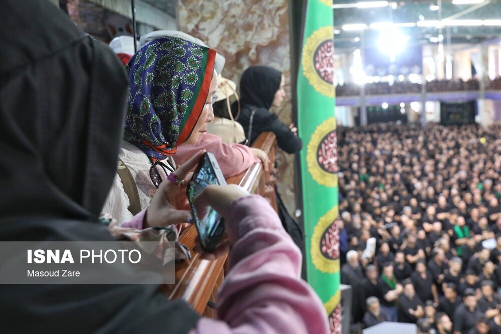 ببینید توریستهای خارجی چگونه محو تماشای عزاداران حسینی شدند ببینید توریستهای خارجی چگونه محو تماشای عزاداران حسینی شدند