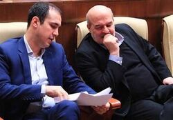 اصرار عجیب مدیر بی‌کفایت برای دفاع از جاسوسان و عناصر نفوذی