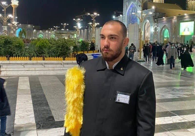 عکس/ قهرمان جهان در لباس خادمی امام رئوف
