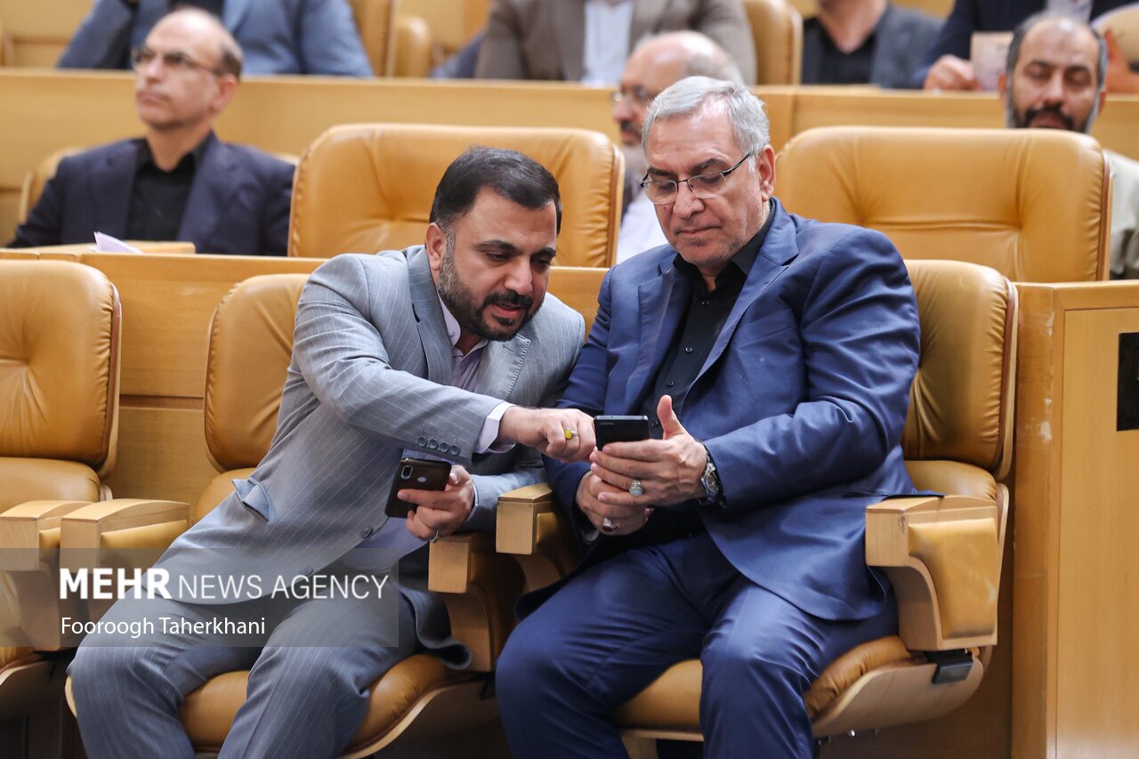 عکس/ کمک وزیر جوان به وزیر بهداشت