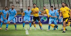 از حضور قلعه‌نویی و مربیان تیم ملی تا اخراج عجیب مدافع سپاهان مقابل پیکان