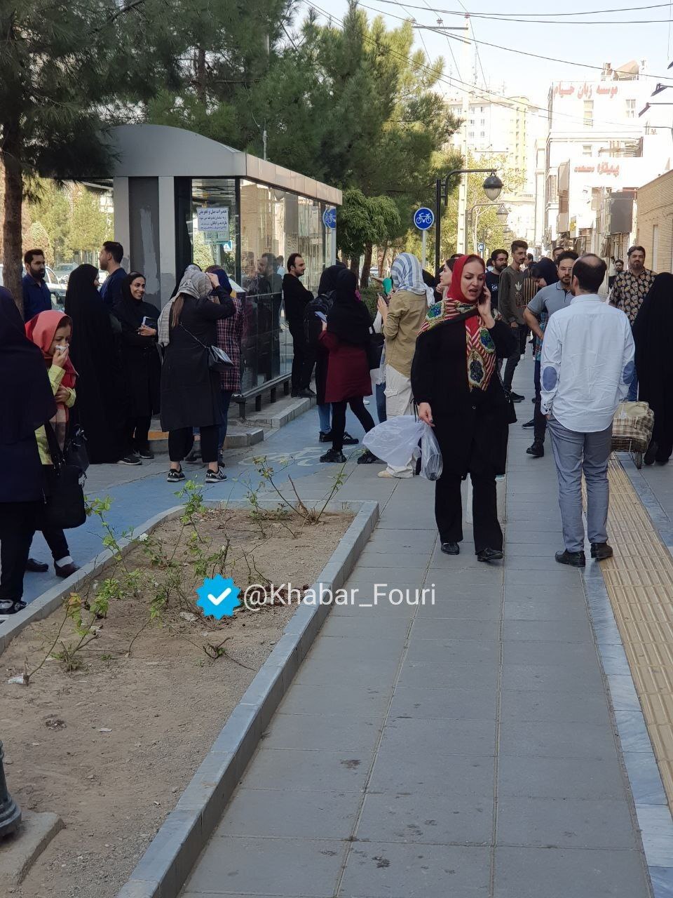 تجمع مردم در خیابان‌های مشهد بعد از زلزله افغانستان
