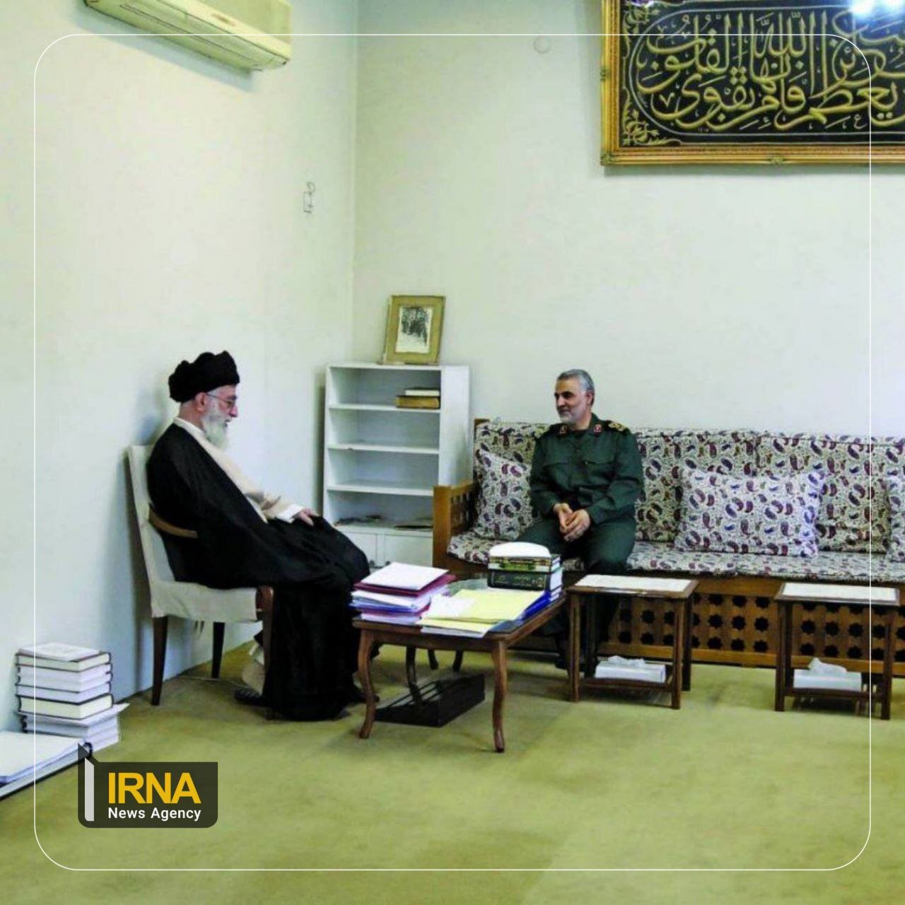  تصویر متفاوتی از دیدار سردار حاج قاسم سلیمانی فرمانده شهید نیروی قدس با حضرت آیت‌الله خامنه‌ای در دفتر رهبری