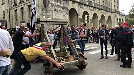 فرانسوی‌ها با منجنیق به خونخواهی نوزاد شش‌ماهه آمدند