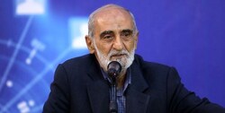 شریعتمداری: آمریکا زلف خود را به دُم اسب بازنده گره زده است!