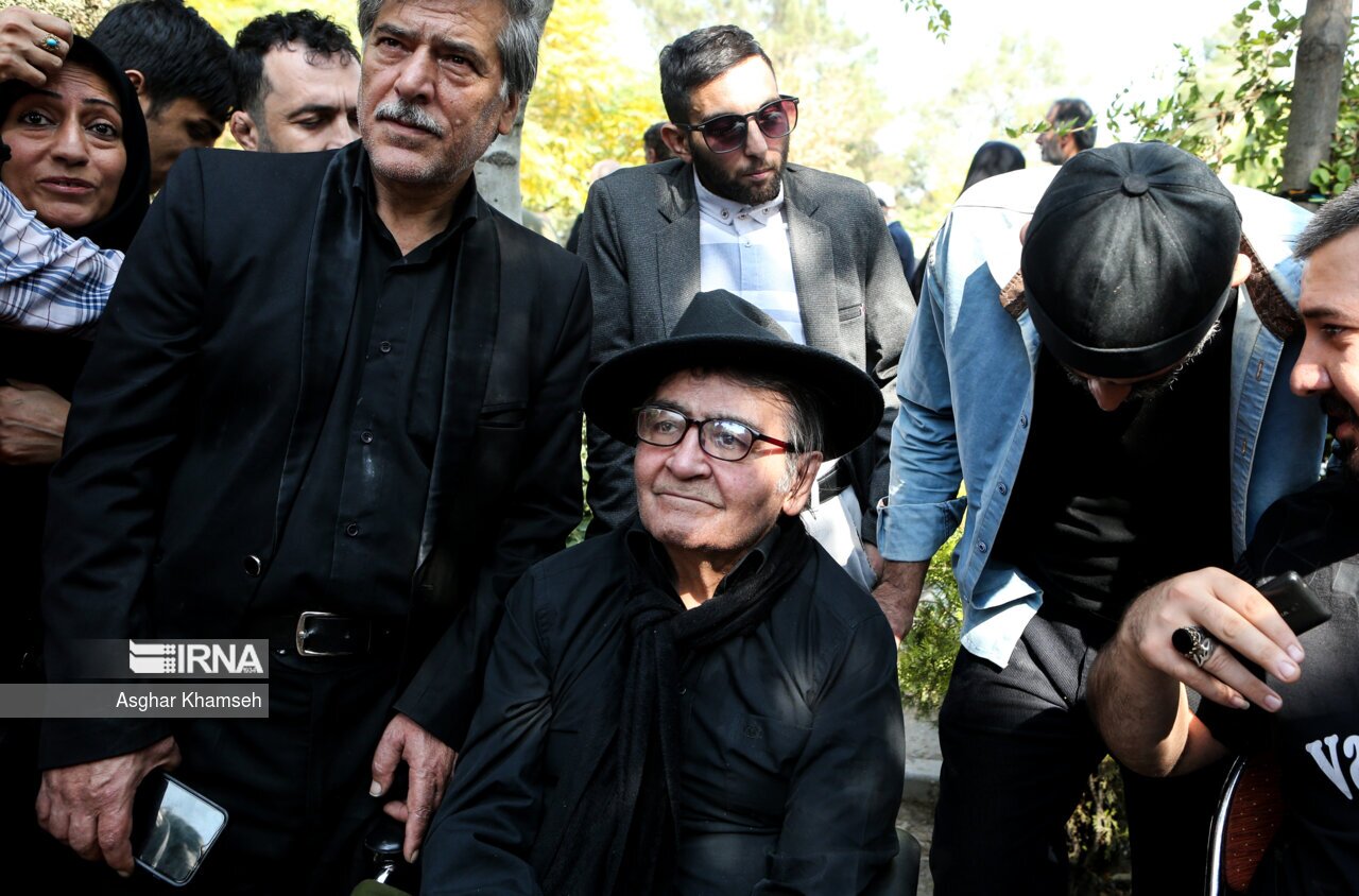 در مراسم خاکسپاری گلپا چه گذشت؟/ اندوه هنرمندان برای خواننده پیشکسوت+فیلم و عکس