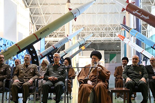 فیلم بازدید رهبر انقلاب از نمایشگاه هوافضای سپاه پاسداران