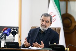 محسن رضایی: عقلای غرب جلوی رهبران کوته‌فکر خود را بگیرند