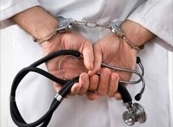 پزشک قلابی در حال انجام عمل جراحی به دام افتاد