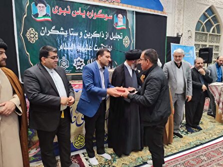  نقش مداحان و شاعران آیینی در جهاد تبیین برجسته و پررنگ است