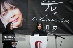 تشییع پیکر بیتا فرهی زیر باران با آوازخوانی علی زند وکیلی/ لیلا حاتمی: خانم فرهی مثل هنرپیشه‌ها نبود