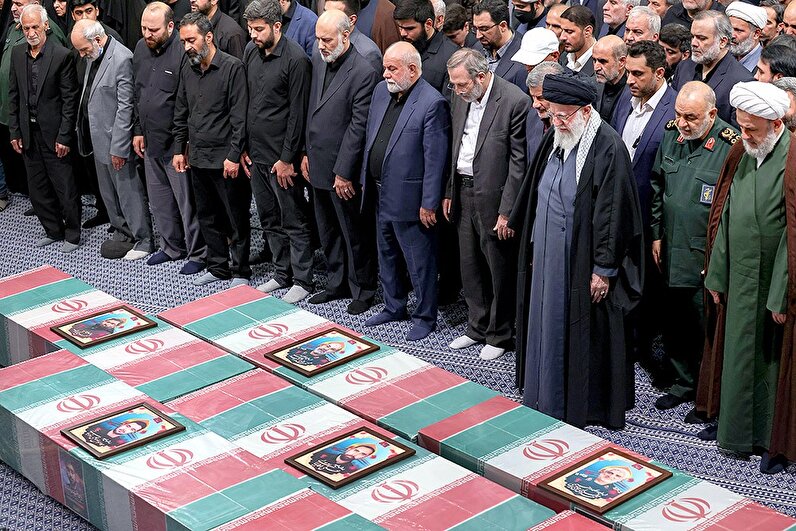 اقامه نماز رهبر انقلاب بر پیکر هفت شهید راه قدس