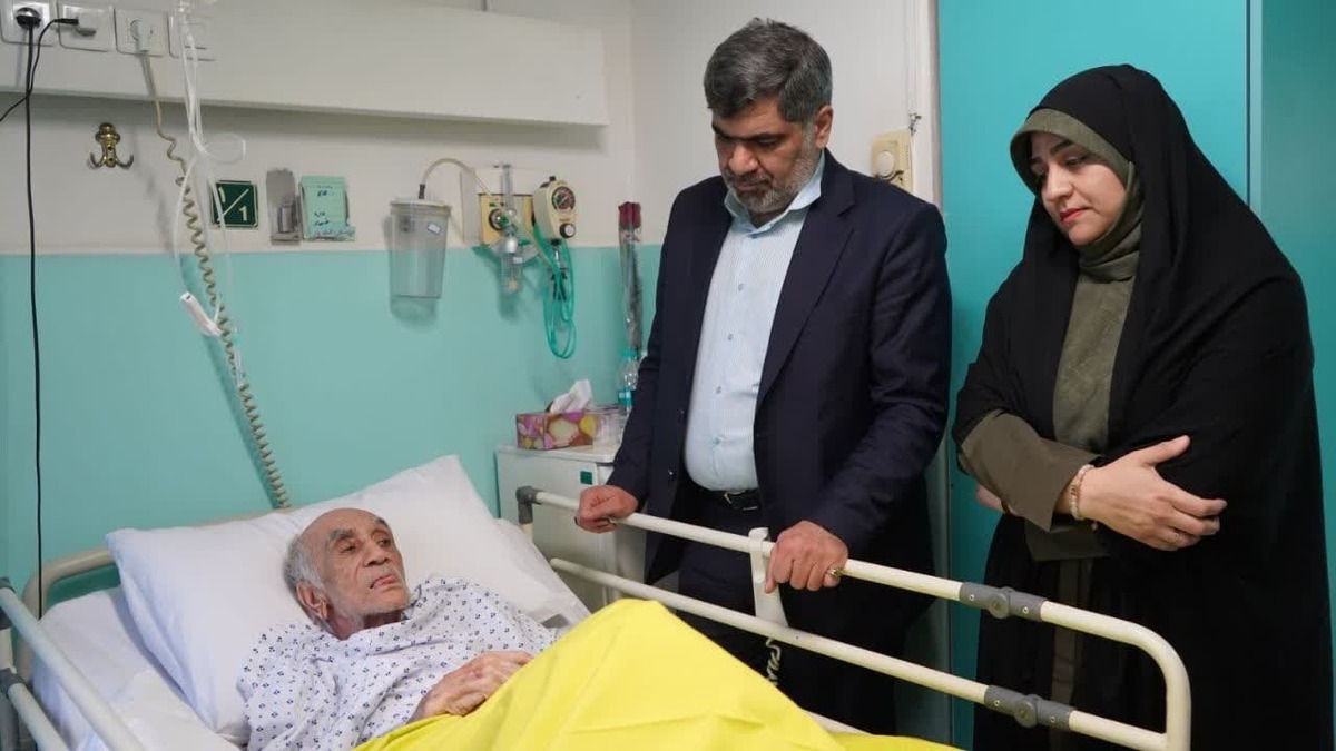 دیدار صمیمی شهردار منطقه ۲۱ با پدران معظم شهداء و تبریک روز پدر 
