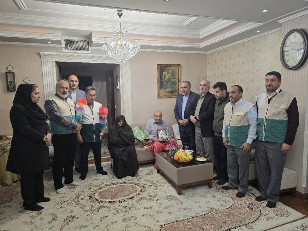 دیدار صمیمی شهردار منطقه ۲۱ با پدران معظم شهداء و تبریک روز پدر 
