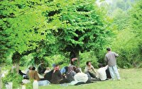 جست‌وجوی شادی واقعی در سادگی و جمع‌گرایی