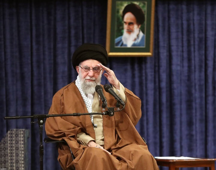 احترام نظامی رهبر انقلاب در دیدار با فرماندهان نیروی هوایی/ عکس