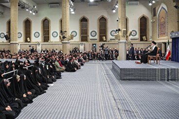 رهبر انقلاب: این که رئیس جمهور آمریکا میگوید ما آماده هستیم با ایران مذاکره کنیم، فریب افکار عمومی دنیاست