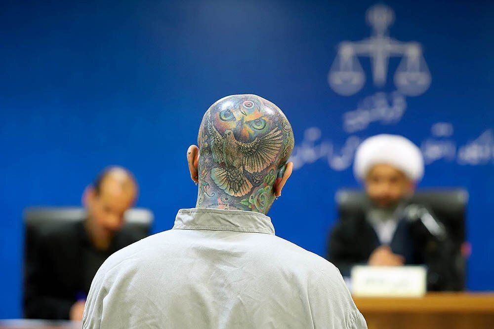 تصاویر| چهره بهت‌زده تتلو در آخرین جلسه دادگاه+تتوی عجیب او در کله‌اش