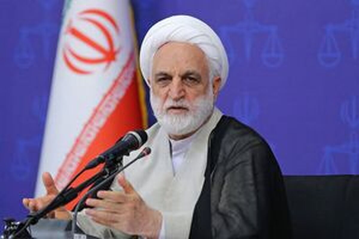 قاضی نباید از مشورت کردن با صاحب‌نظران و اهل فن اجتناب کند