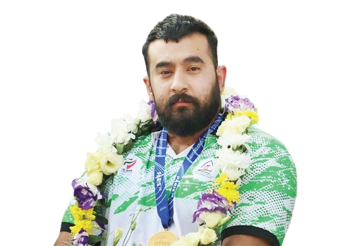 قهرمان به پاریس نرسید