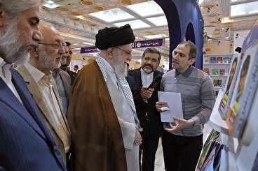 تذکر رهبر انقلاب به مسئولان حوزه کتاب در جریان بازدید از نمایشگاه: عرضه کتاب ما کم است و باید افزایش یابد