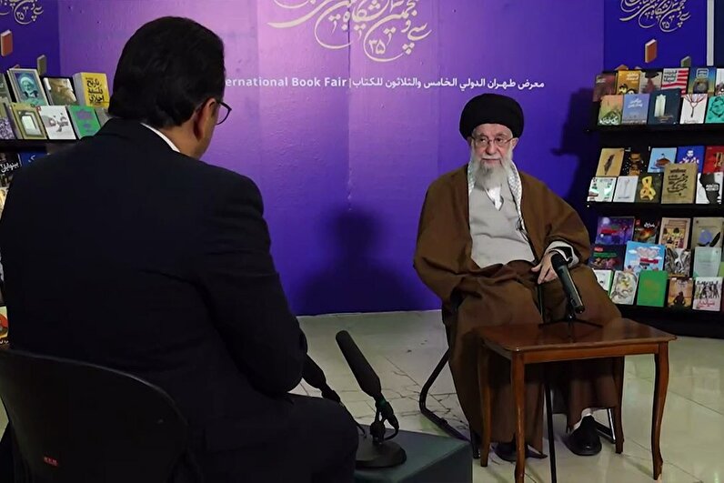 گفتگوی رهبر انقلاب با خبرنگار صداوسیما در نمایشگاه کتاب تهران: هیچ چیزی جای کتاب را نمی‌گیرد