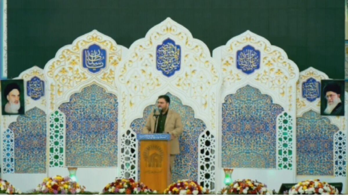 زائران بارگاه رضوی دست به دعا برداشتند