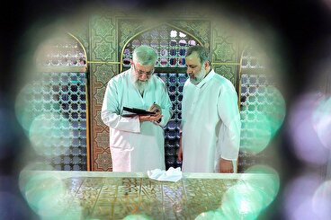 لحظاتی از غبارروبی مضجع شریف امام رضا(ع) توسط رهبر انقلاب و شهید سید ابراهیم رئیسی