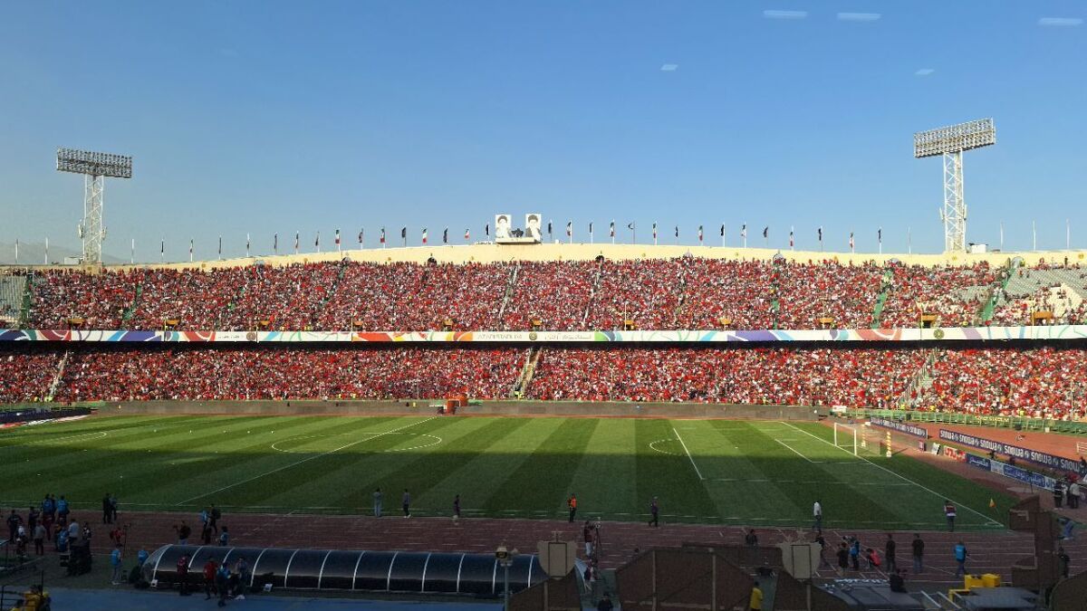 هجوم هواداران پرسپولیس به سکو‌های ممنوعه؛ حضور پررنگ بانوان در آزادی