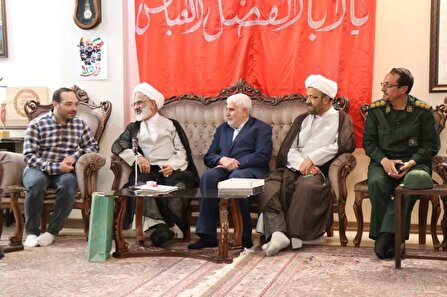 اهداء هدیه مقام معظم رهبری به خانواده شهید زاهدی