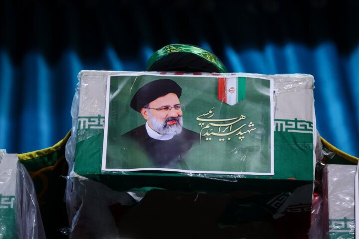 رهبر معظم انقلاب بر پیکر رئیس‌جمهور شهید و همراهان ایشان نماز اقامه کردند